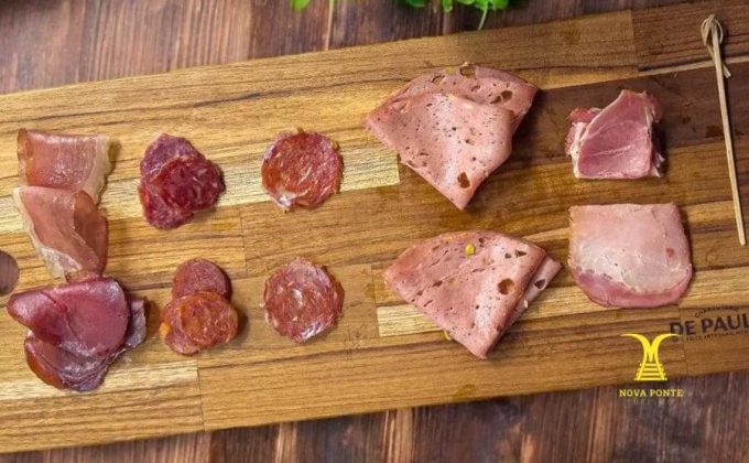 Passeio de Trem com Vinho e Charcutaria sobre trilhos em São Roque