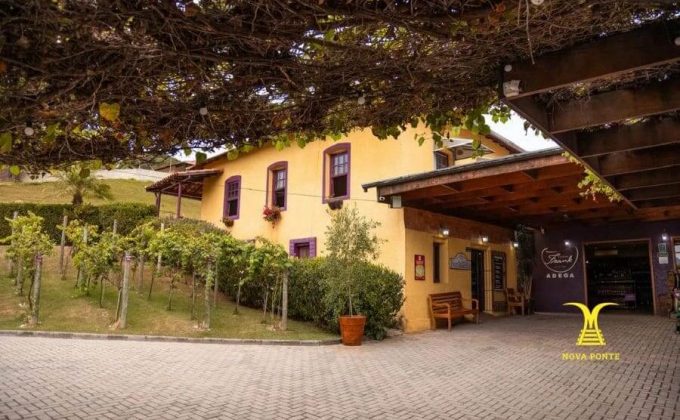 Passeio de Trem com Vinho e Charcutaria sobre trilhos em São Roque
