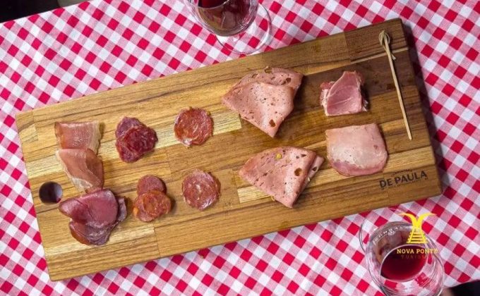 Passeio de Trem com Vinho e Charcutaria sobre trilhos em São Roque