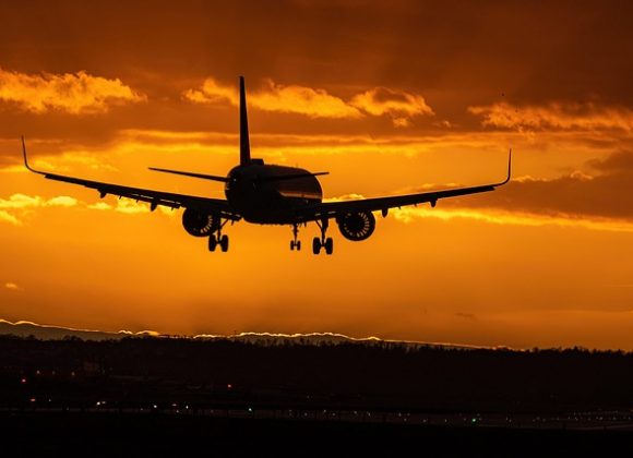 Avião chegando no aeroporto